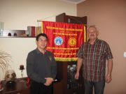Anh Trương Anh Tuấn tặng cờ kỷ niệm võ đường VietChun (Ba Lan ), nhân kỷ niệm 35 năm thành lập võ đường VietChun